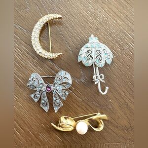 Vintage Lot of 4 assorted brooches pins, variety of tones with rhinestones.
